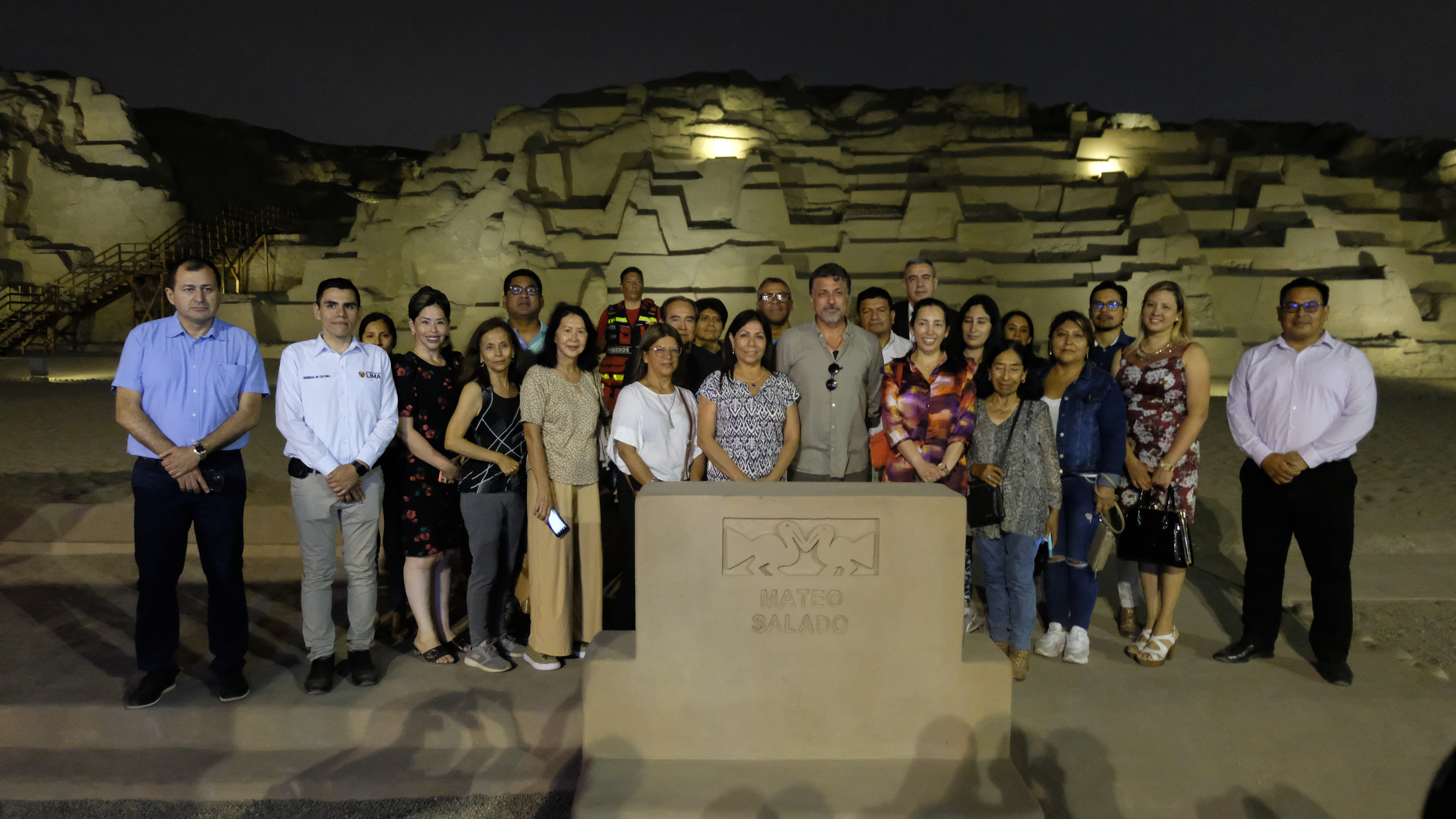 Momento final de la visita nocturna con autoridades y funcionarios invitados
