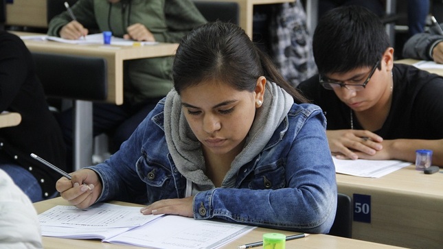 Joven rindiendo su examen de admisión.