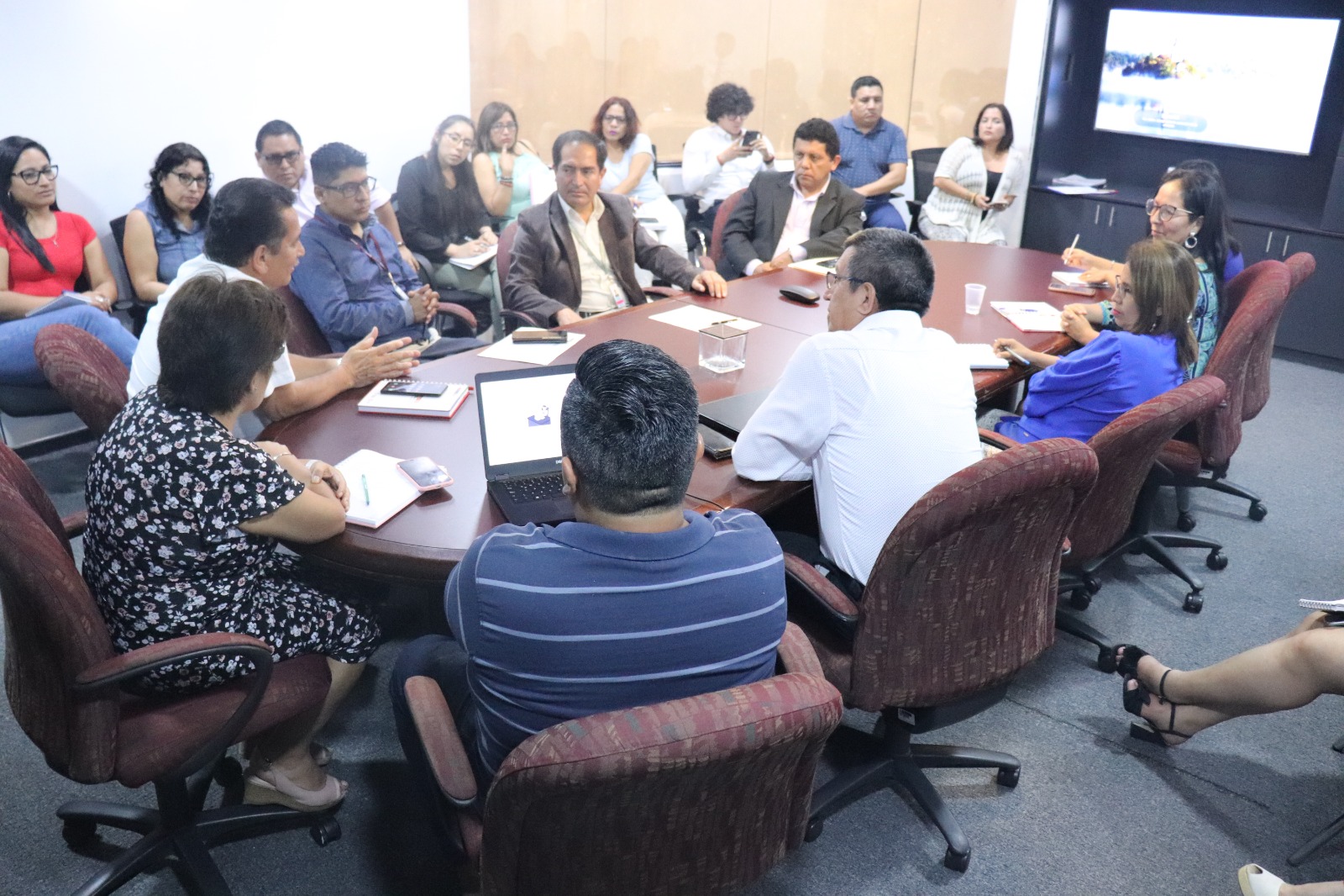 Personas reunidas intercambiando ideas