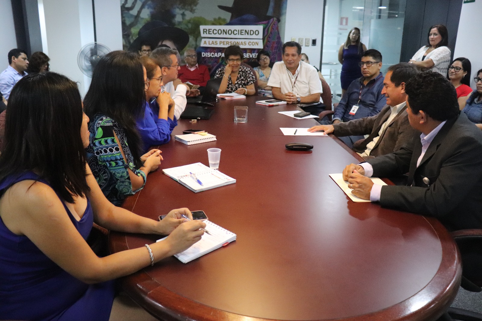 Personas reunidas intercambiando ideas