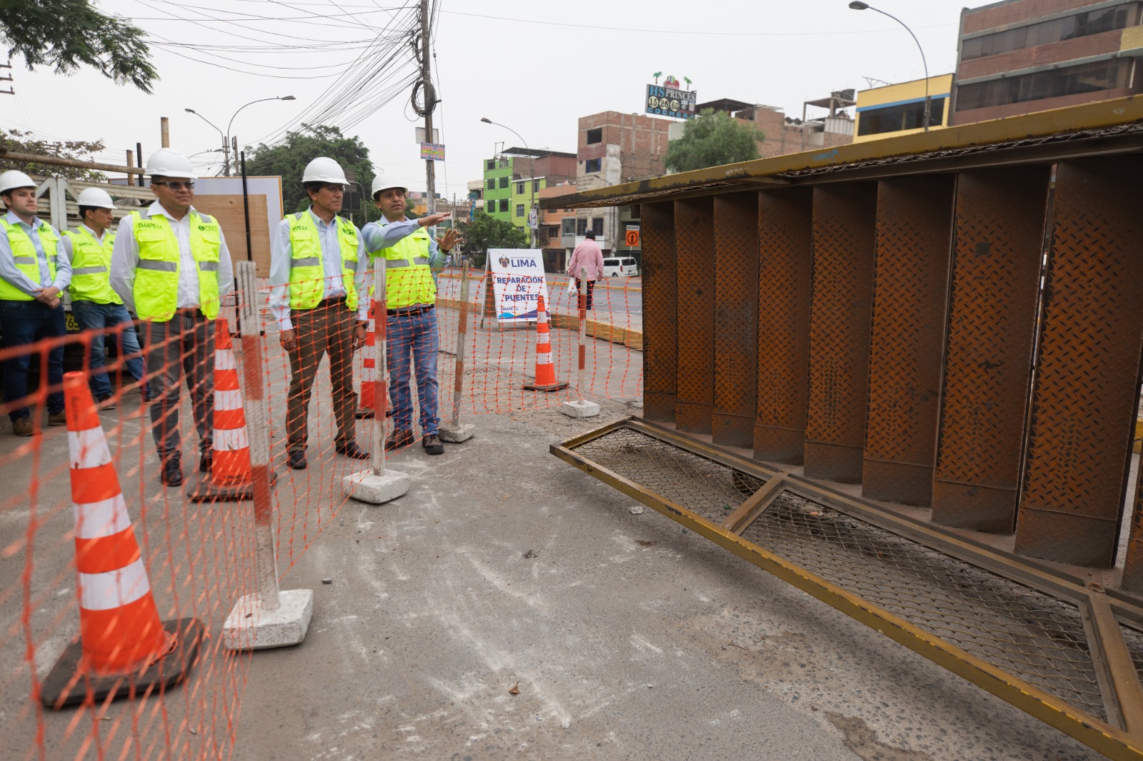 Personal de EMAPE inició los trabajos esta madrugada en puente peatonal ubicado en el kilómetro 8 de la Av. Tupac Amaru en Comas.