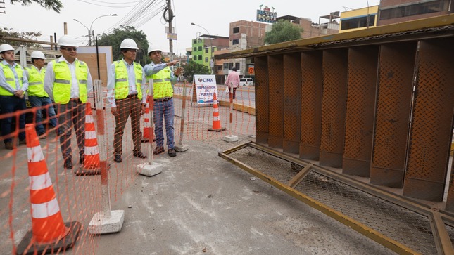 Personal de EMAPE inició los trabajos esta madrugada en puente peatonal ubicado en el kilómetro 8 de la Av. Tupac Amaru en Comas.