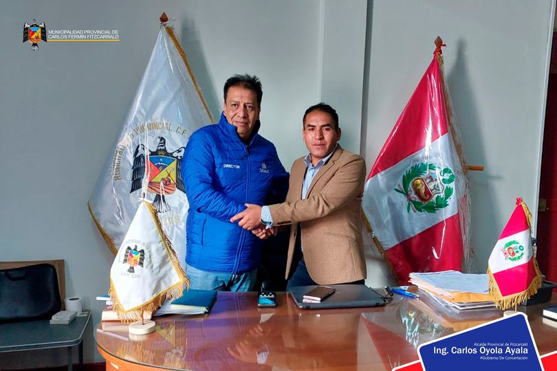 Ing. Carlos Oyola se reΓΊne con el director de ESSALUD-Huari