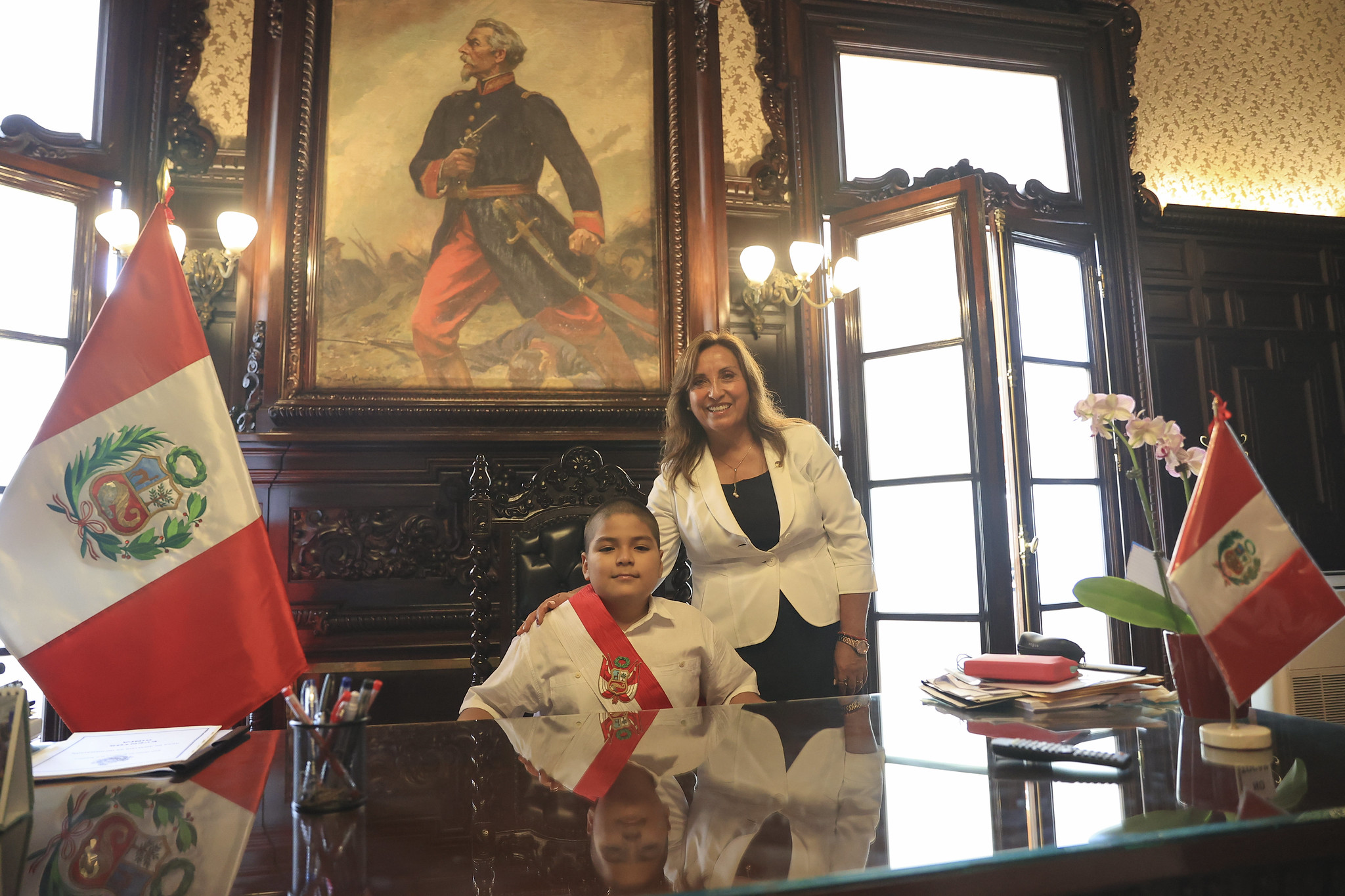 Fotografía de la presidenta Dina Boluarte conel pequeño Sech, paciente del INSN,