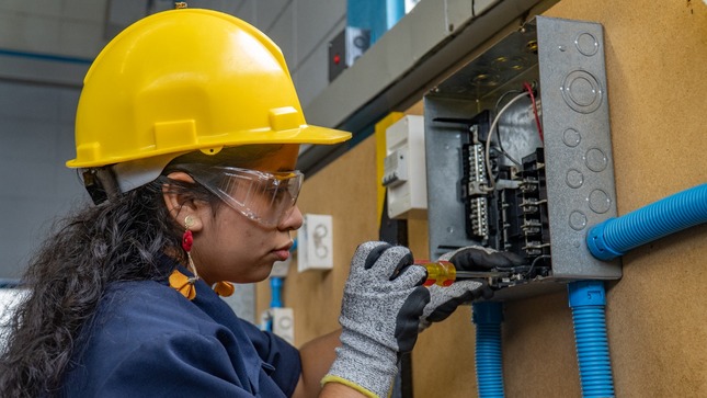 Mujeres víctimas de violencia serán capacitadas como técnicas en instalaciones eléctricas domiciliarias