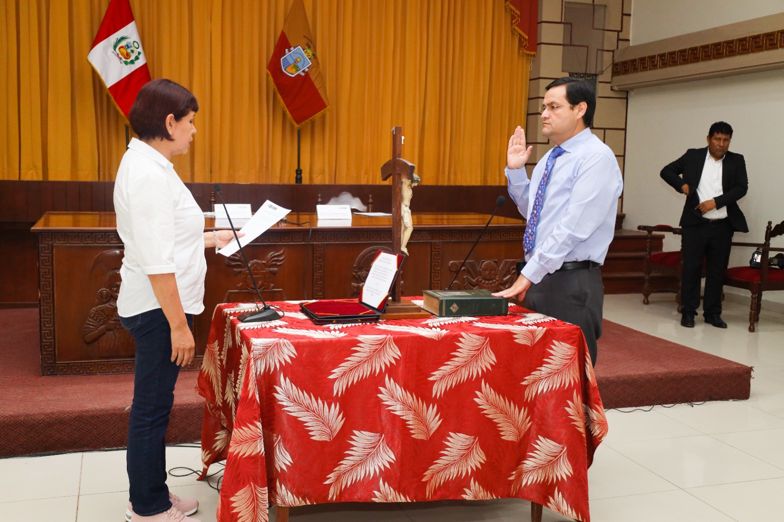 fotografía el gobernador juramentando frente a la ministra de la mujer