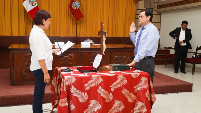 fotografía el gobernador juramentando frente a la ministra de la mujer
