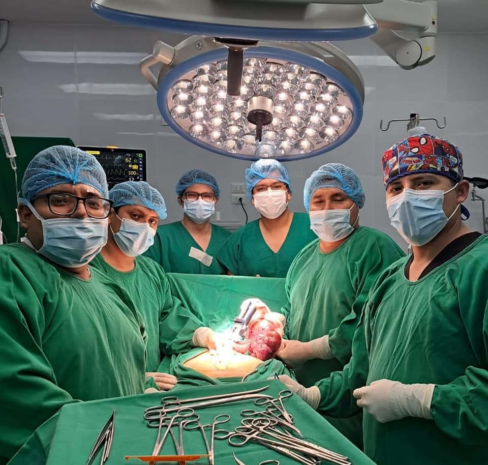 Cirujanos oncólogos del Hospital Regional extirpan tumor abdominal de 20 x 15 cm a una paciente adulta