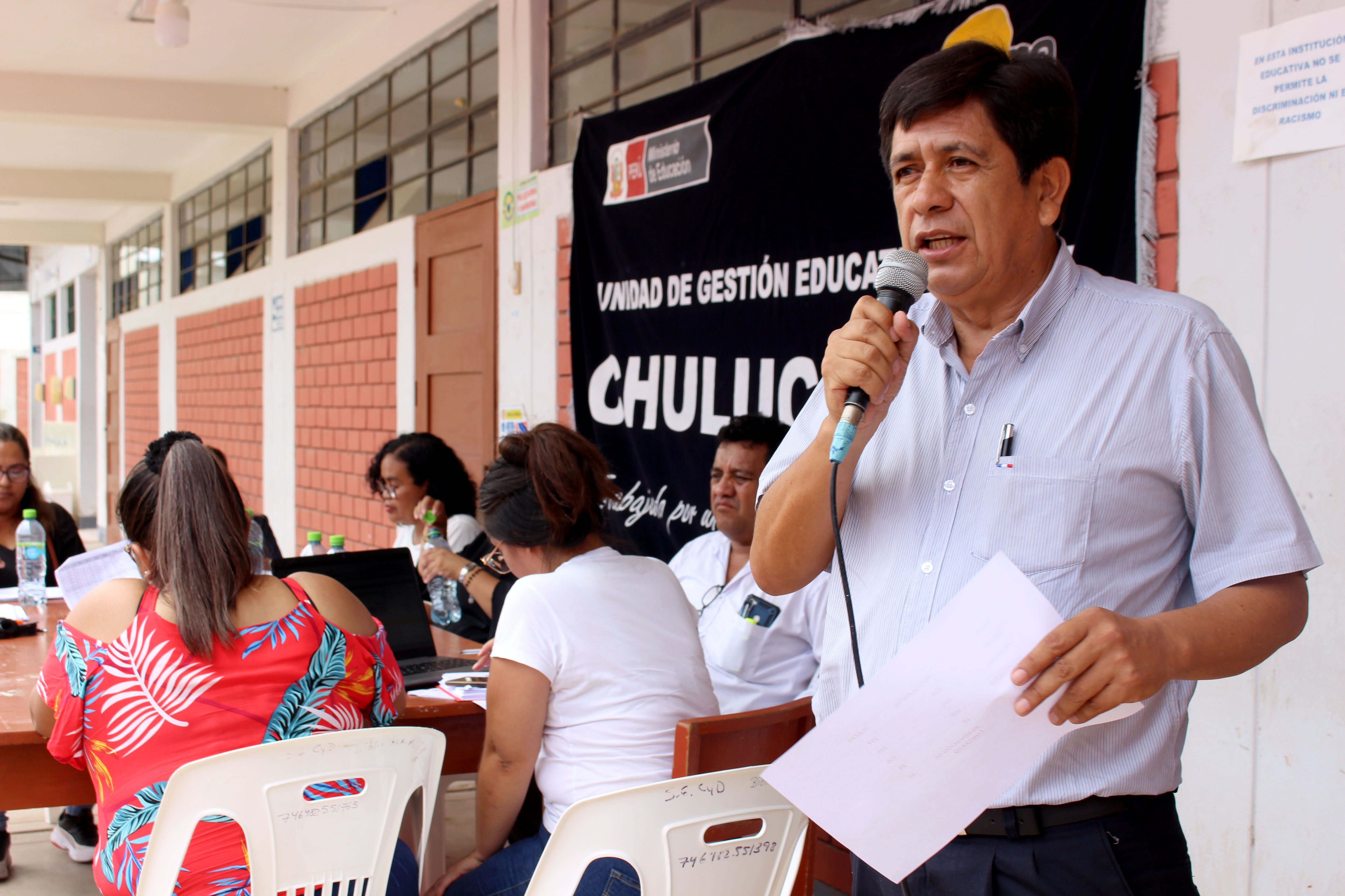 Director de UGEL Chulucanas exhortando a las docentes a realizar un buen trabajo en las escuelas.