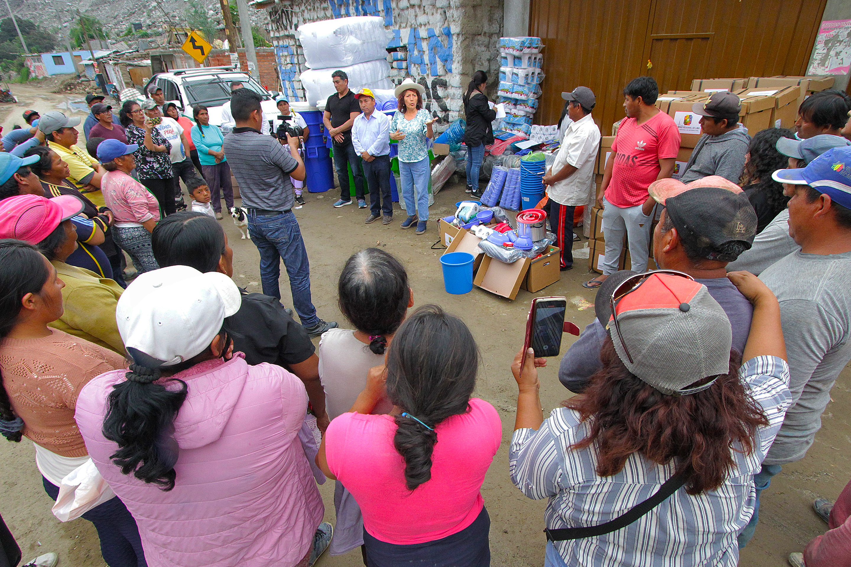 Damnificados por huaicos y deslizamientos en Catahuasi y Viñac reciben ayuda humanitaria