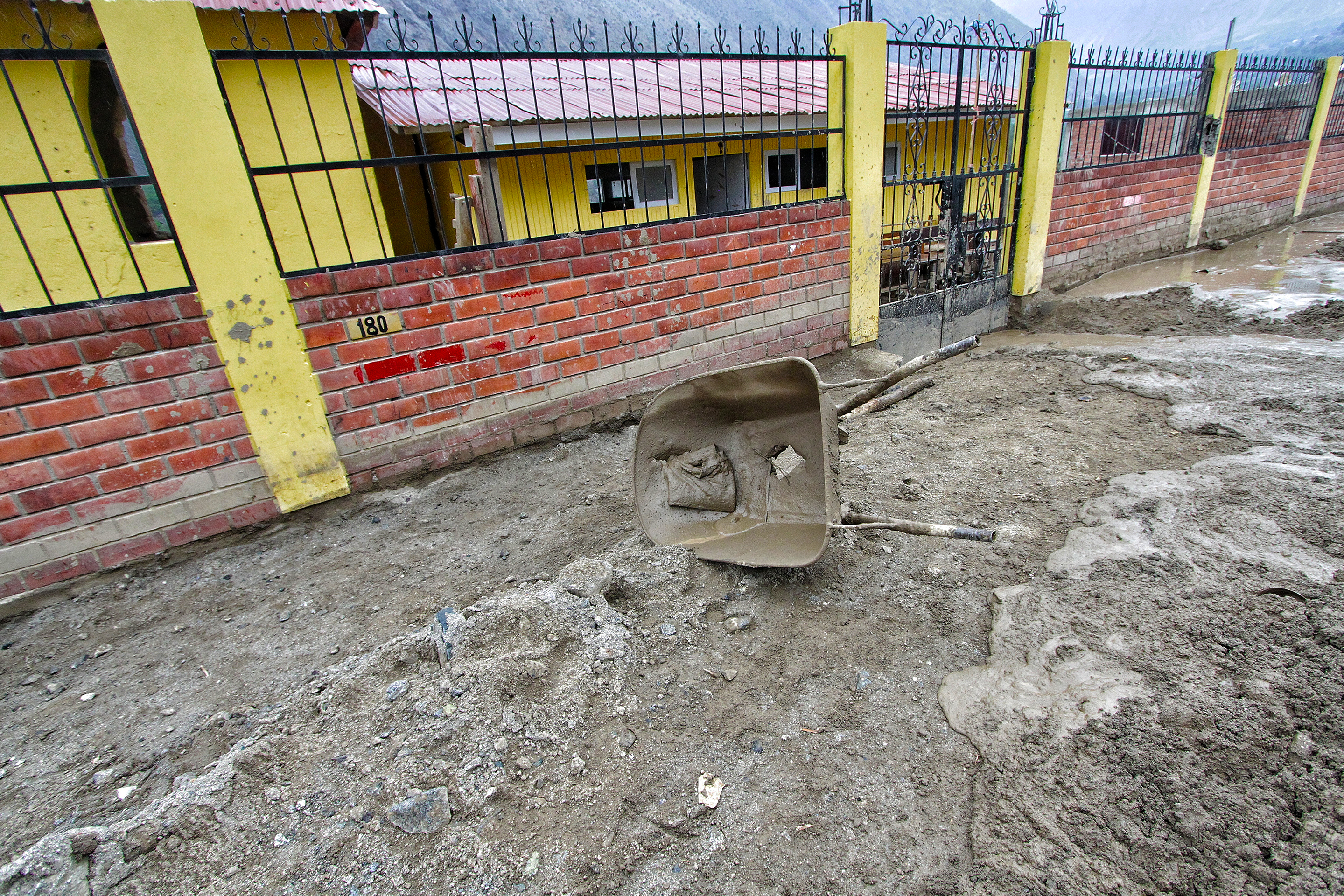 Damnificados por huaicos y deslizamientos en Catahuasi y Viñac reciben ayuda humanitaria