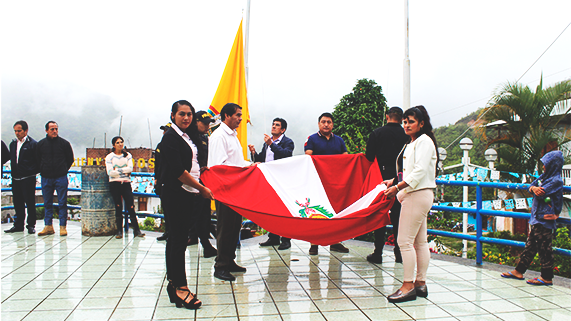 Alcalde y regidores izando la bandera Nacional