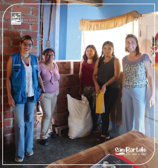 Realizando la entrega de Insumos