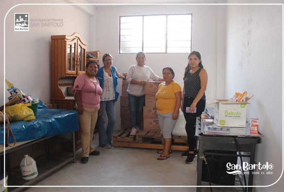 Funcionarios de la Municipalidad realizando dicha entrega