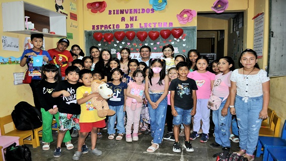Imagen del alcalde en el taller de dibujo y pintura