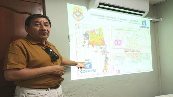 Imagen de reunión con COFOPRI sobre proyecto de catastro urbano