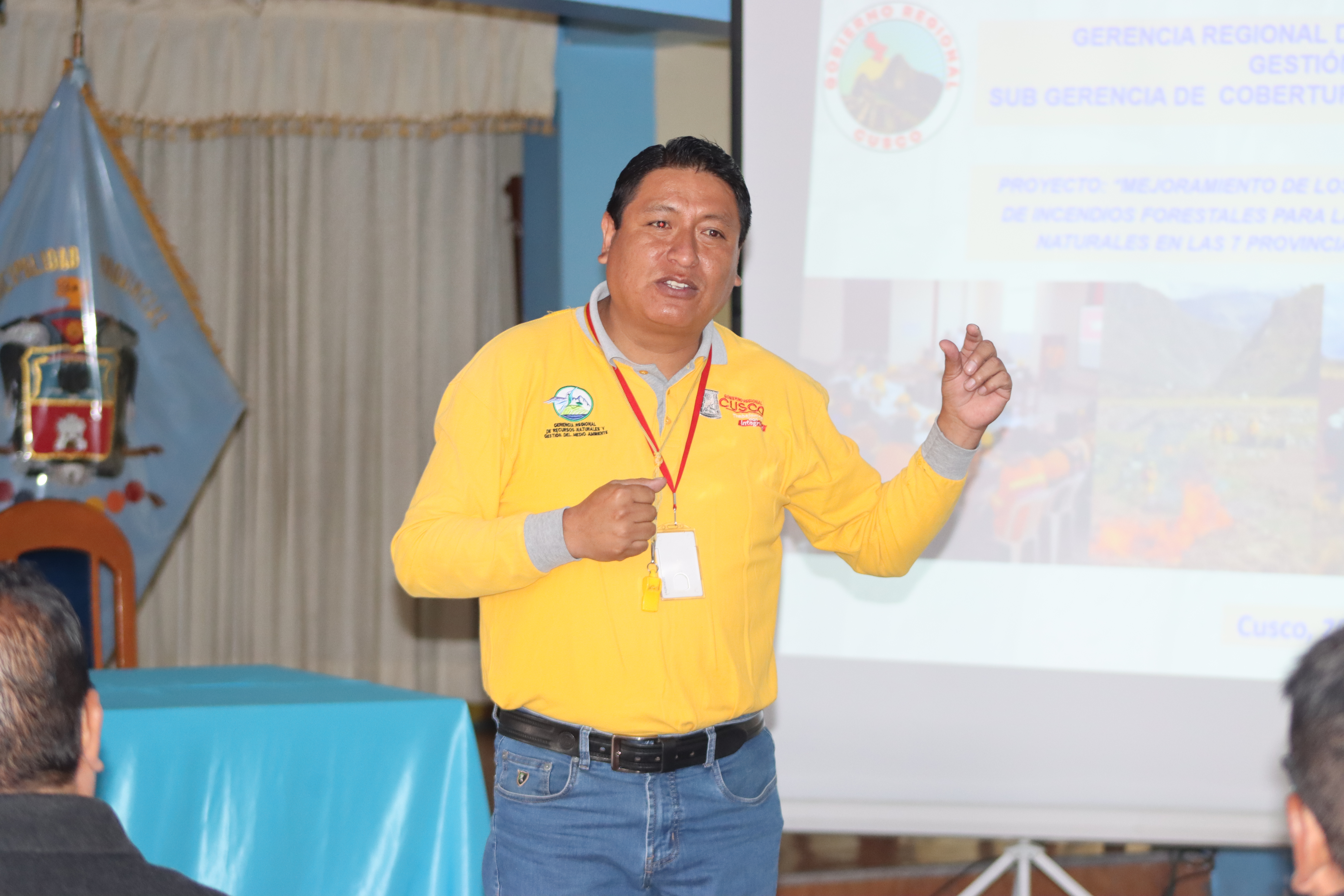 Capacitador exponiendo