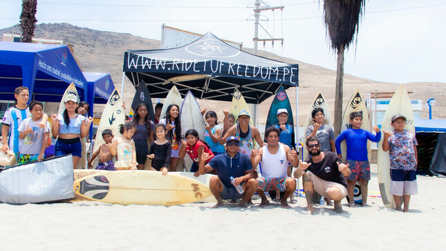 Niñas y niños de la Escuela Municipal de surf recibieron gratuitamente tablas de surf.