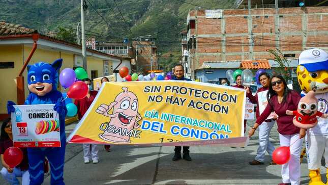 El Hospital de Apoyo "Nuestra Señora de las Mercedes Carhuaz" a través de la Estrategia Sanitaria ITS-VIH - PPFF desarrollaron el día de hoy un pasacalle por celebrarse el Dia Internacional del Condón