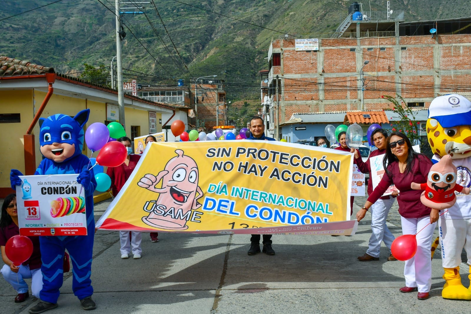 El Hospital de Apoyo "Nuestra Señora de las Mercedes Carhuaz" a través de la Estrategia Sanitaria ITS-VIH - PPFF desarrollaron el día de hoy un pasacalle por celebrarse el Dia Internacional del Condón