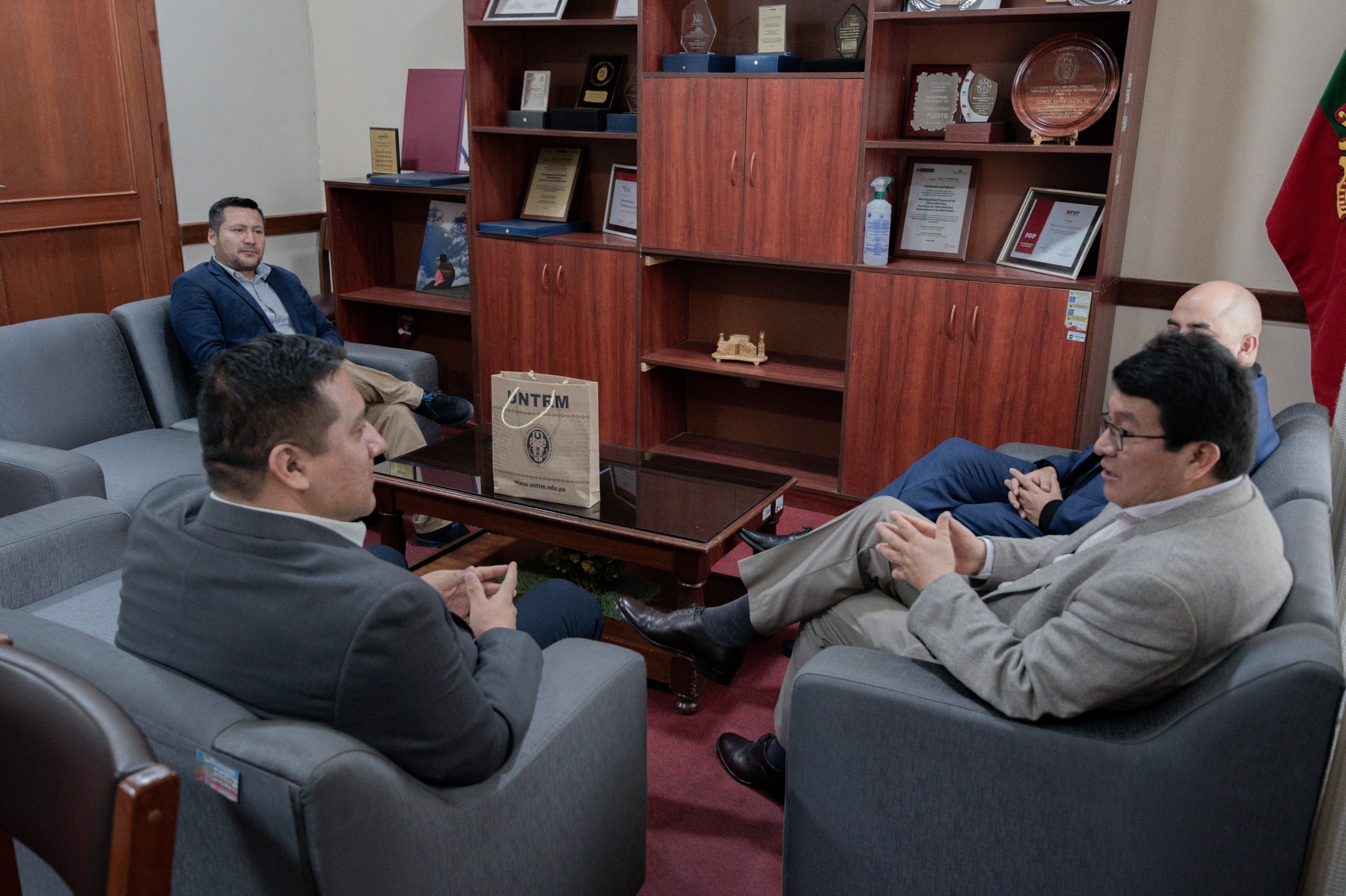 Reunión de coordinación con el rector de la Universidad Nacional Toribio Rodríguez de Mendoza