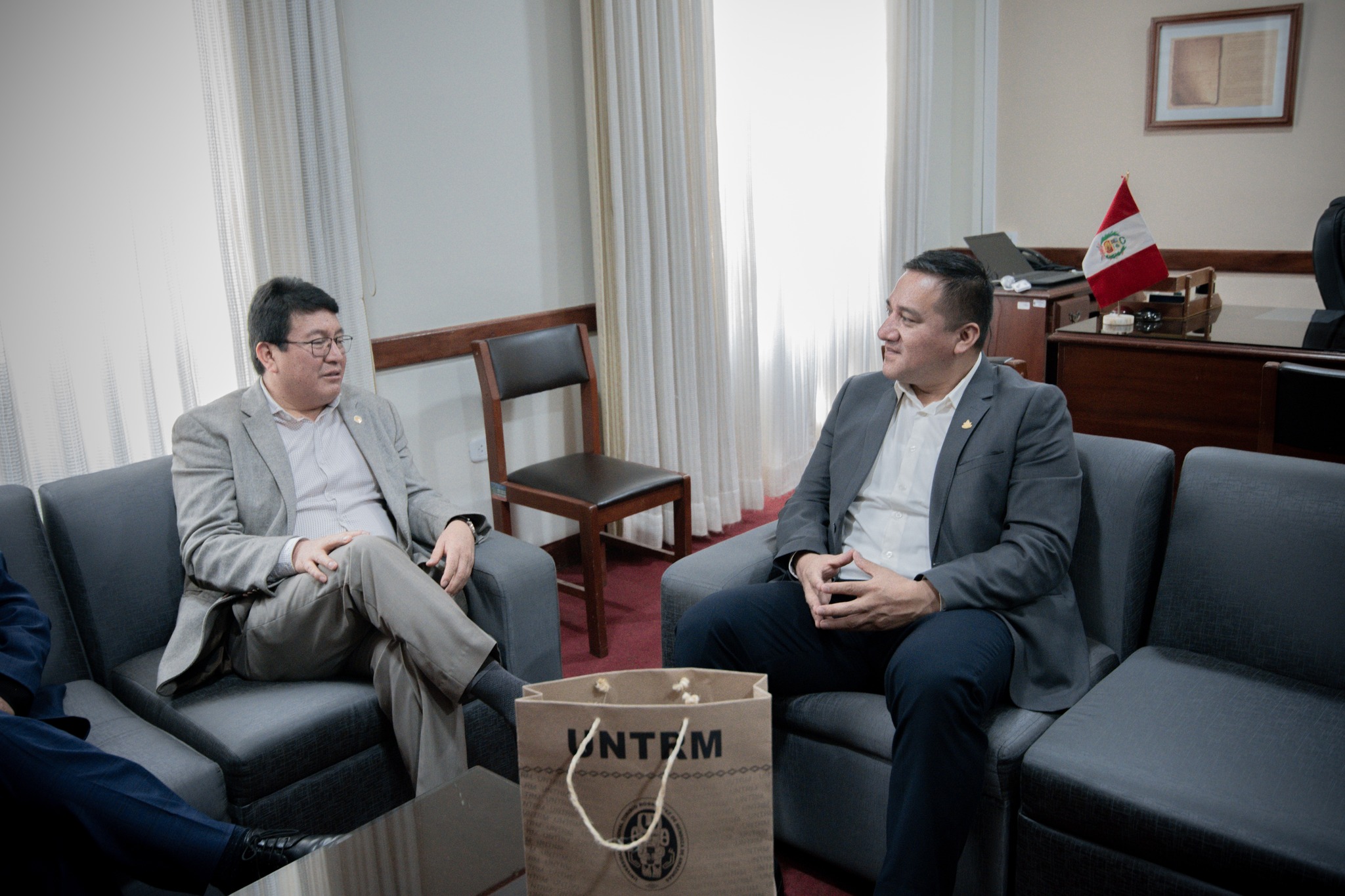 Reunión de coordinación con el rector de la Universidad Nacional Toribio Rodríguez de Mendoza