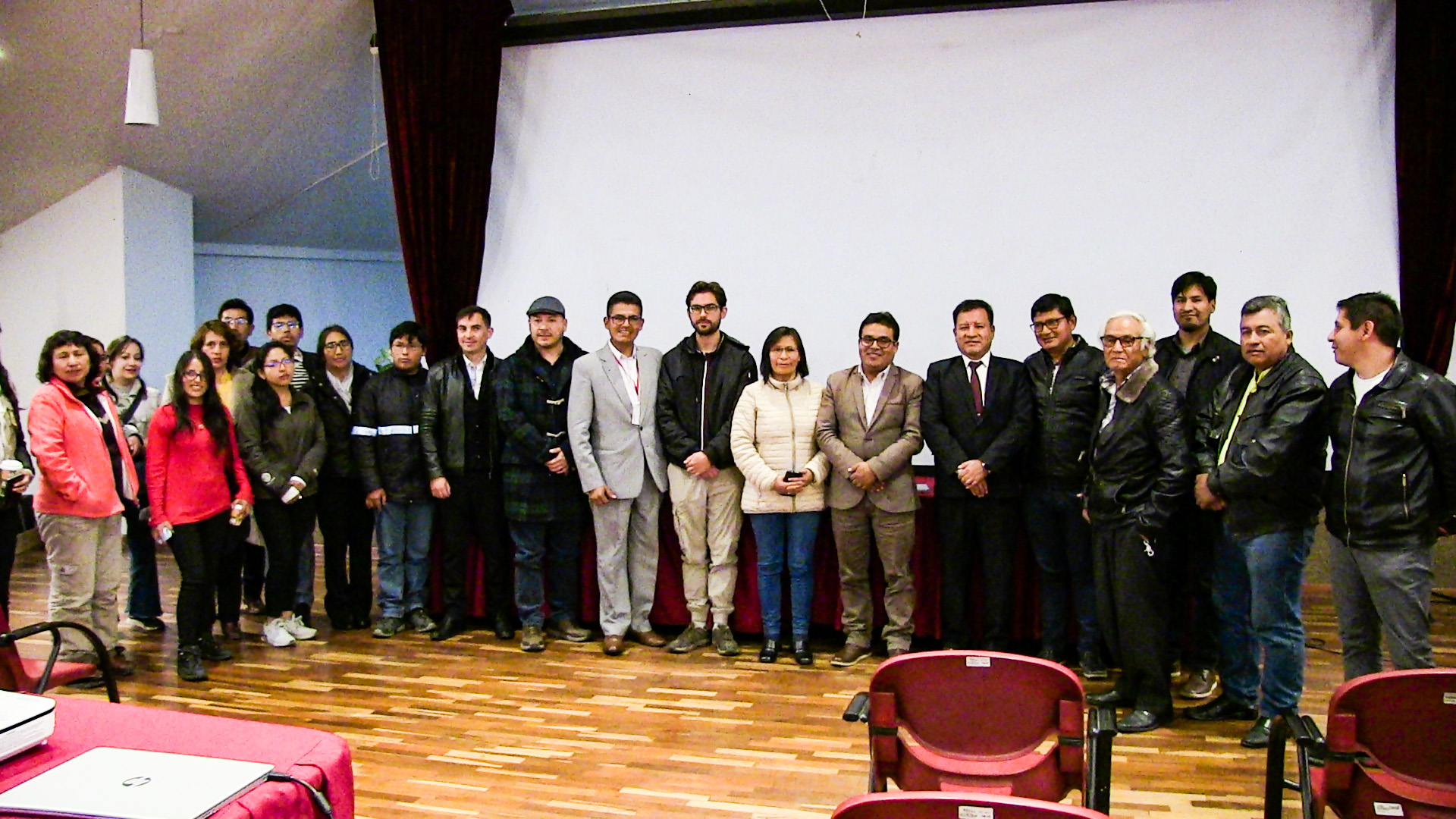 Fotografía final con funcionarios regionales y representantes de la Agencia Regional de Desarrollo