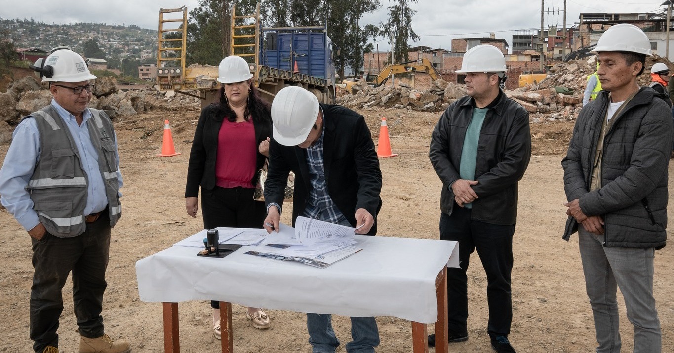 Firma del acta de inicio de obra del mercado de abastos