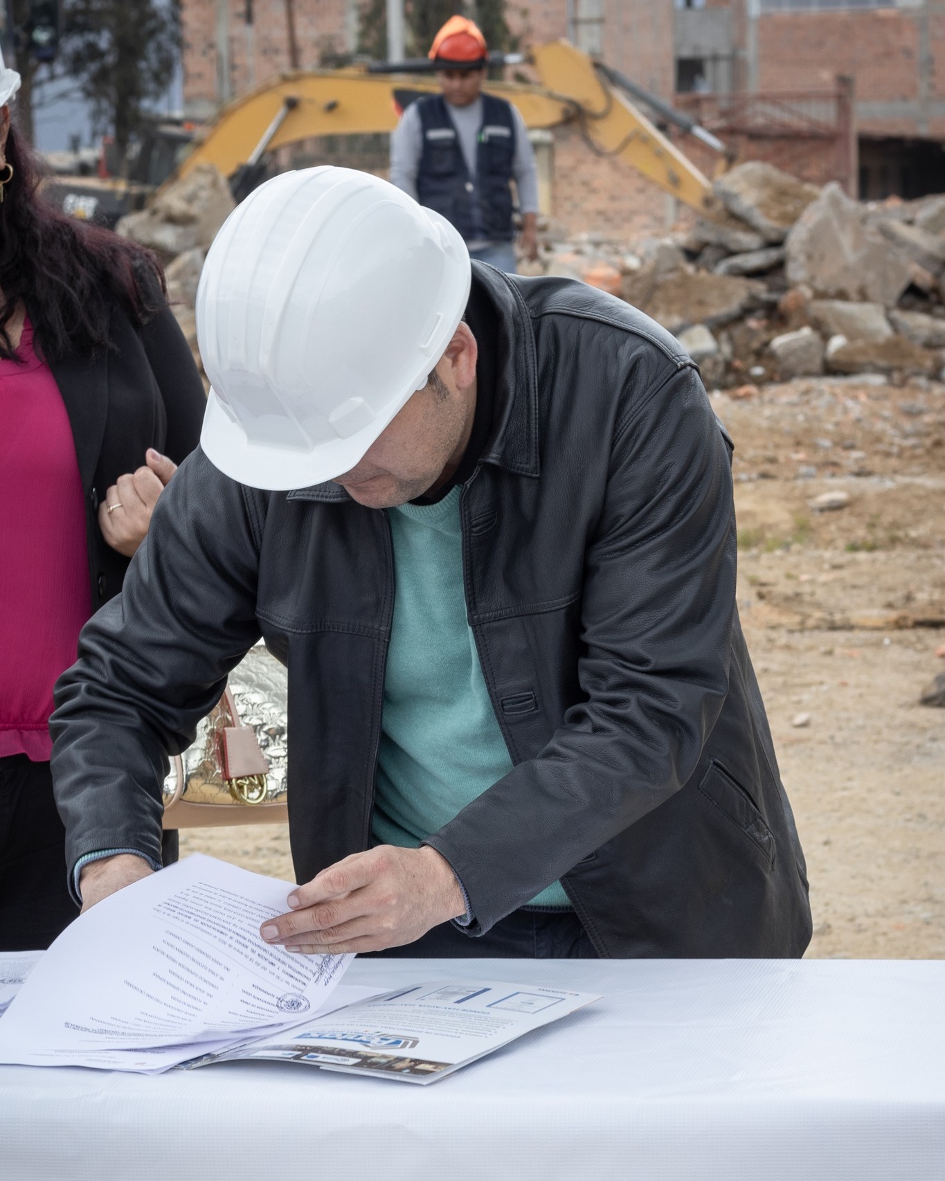 Firma del acta de inicio de obra del mercado de abastos