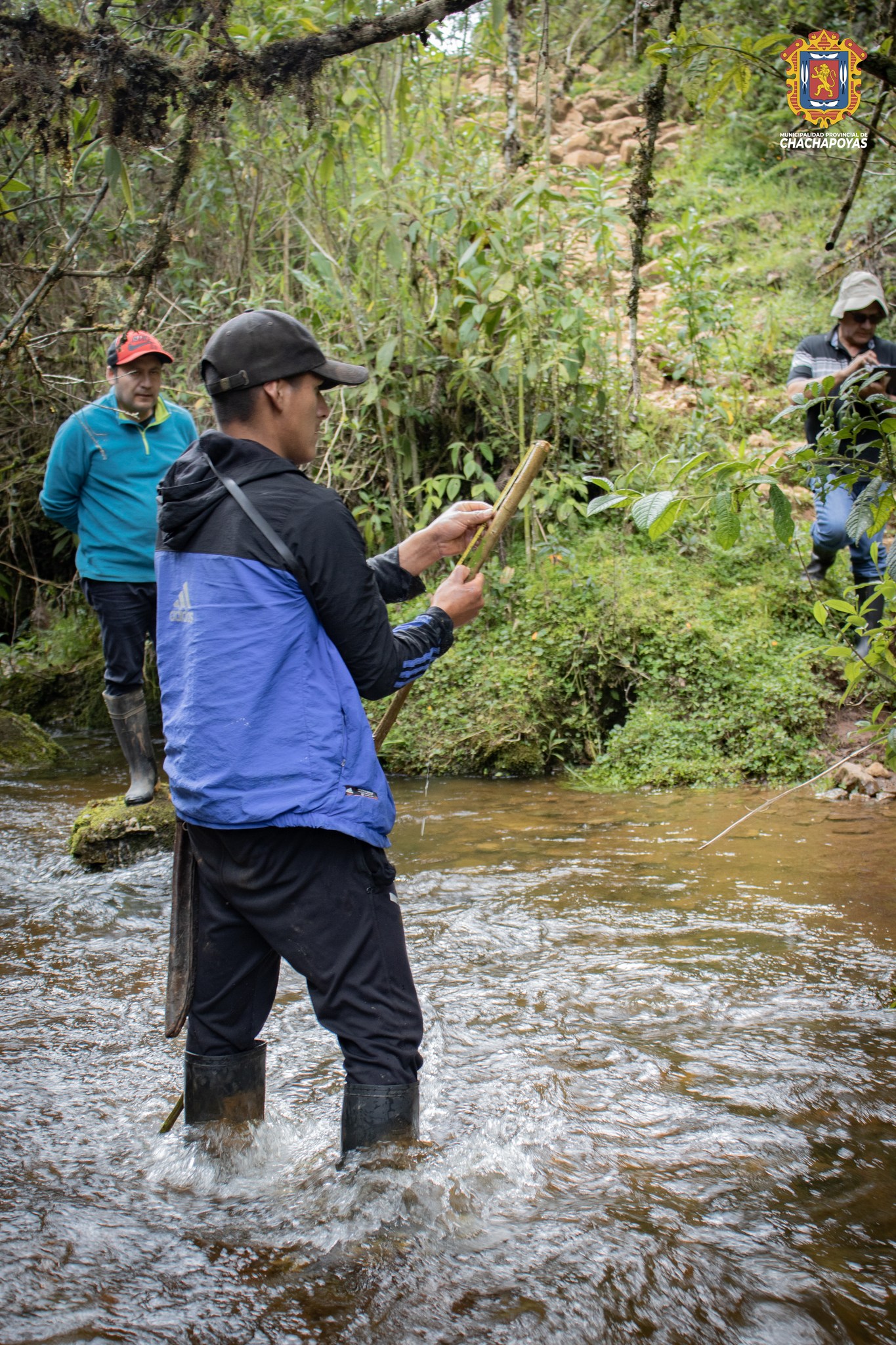 Visita a La Jalca (lugar de captación) para medir el volumen del caudal para el proyecto de riego Llaupín