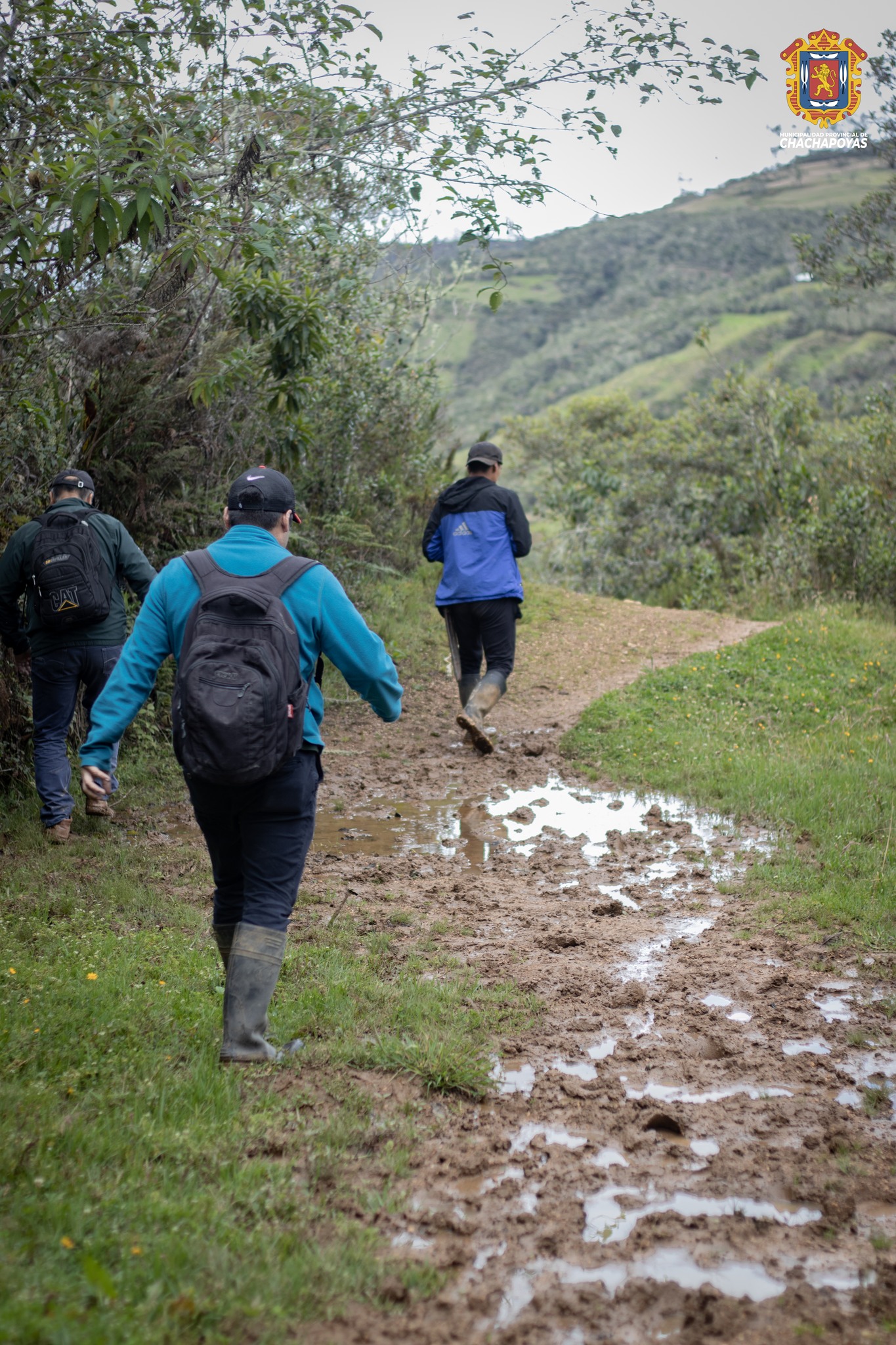Visita a La Jalca (lugar de captación) para medir el volumen del caudal para el proyecto de riego Llaupín