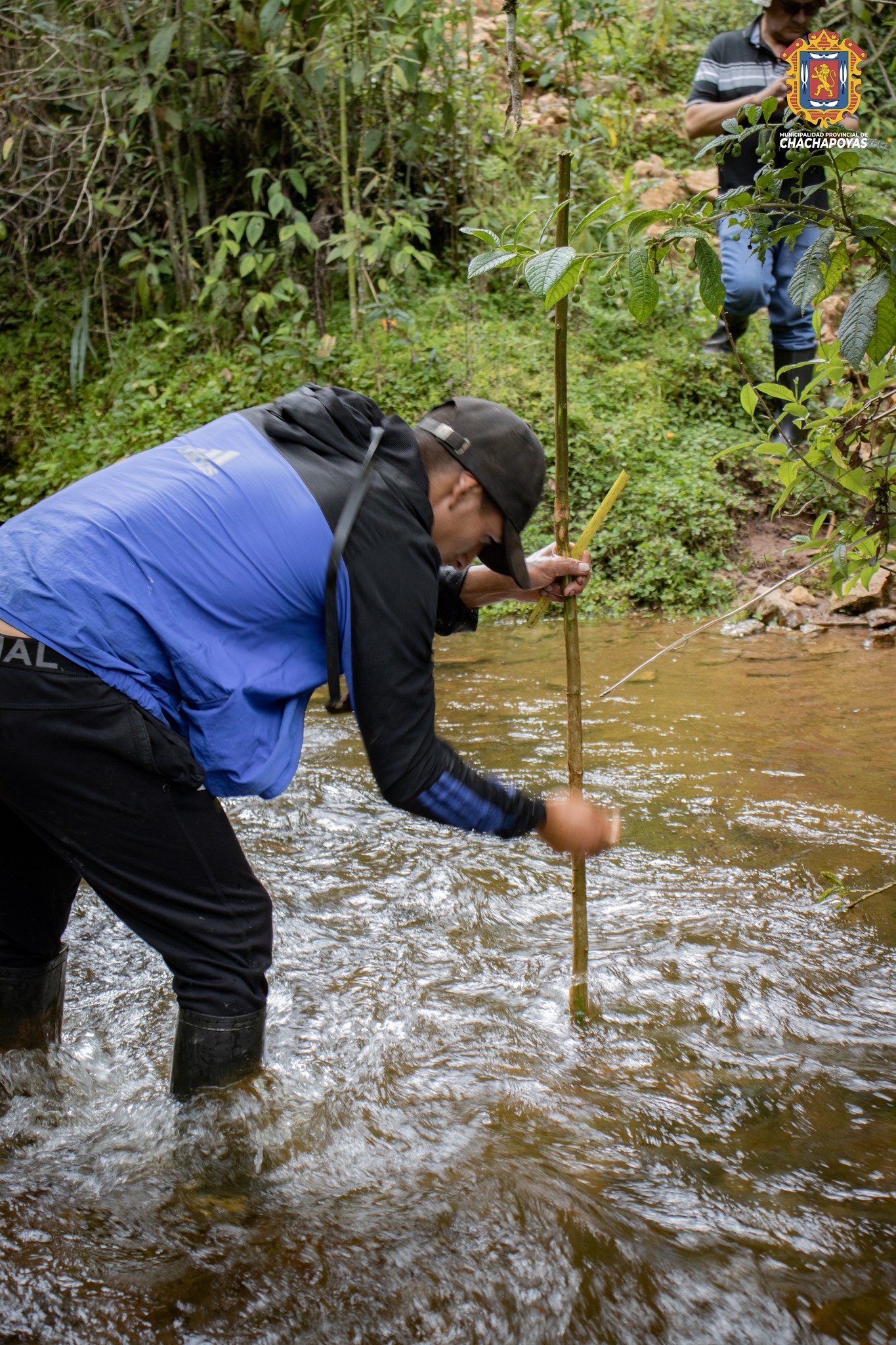 Visita a La Jalca (lugar de captación) para medir el volumen del caudal para el proyecto de riego Llaupín