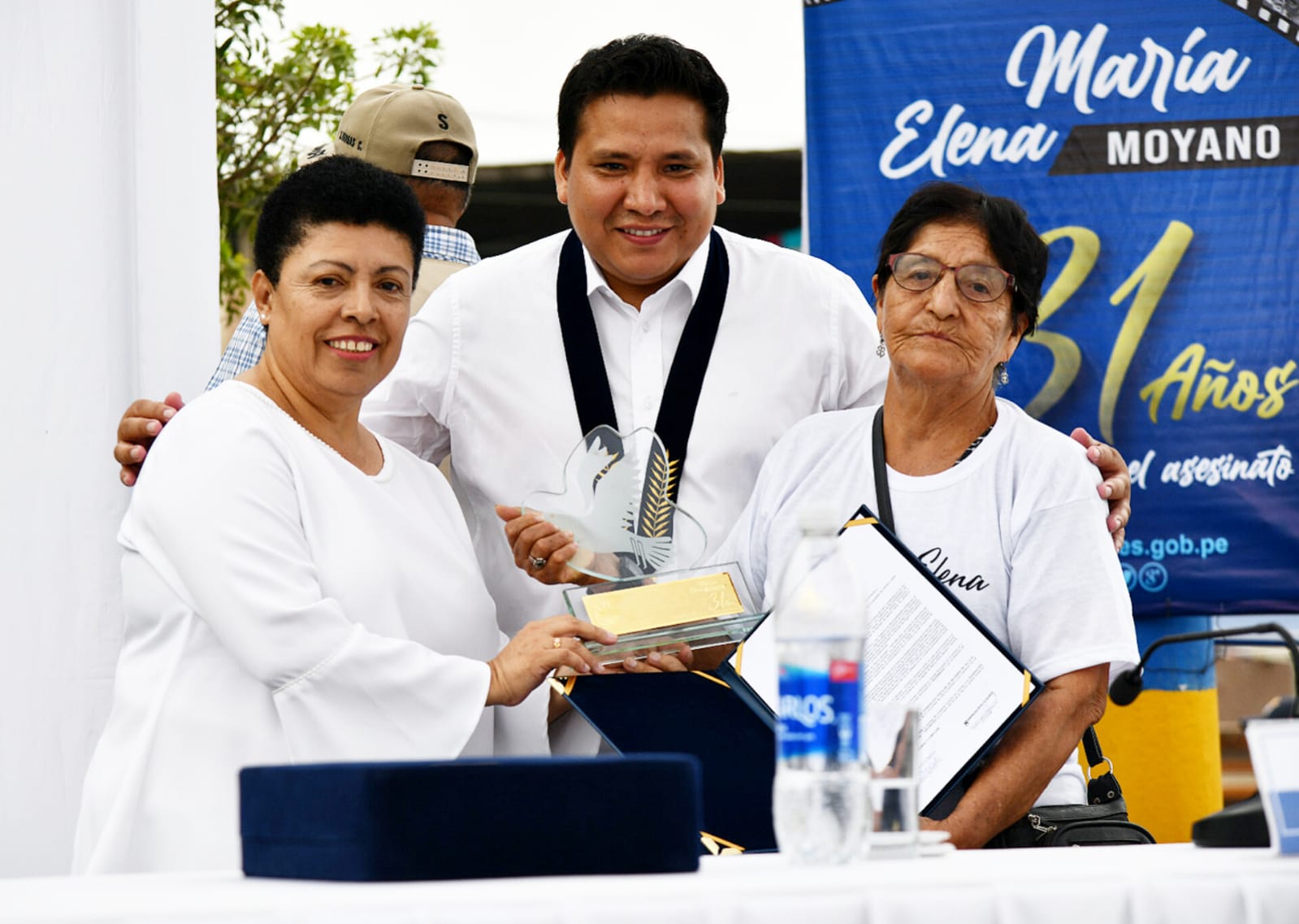 Nuestro alcalde Guido Iñigo Peralta, la congresista de la República, Martha Moyano, junto a Pelagia Anchita, presidenta de la Organización Popular de Mujeres de Villa El Salvador (FEPOMUVES). 