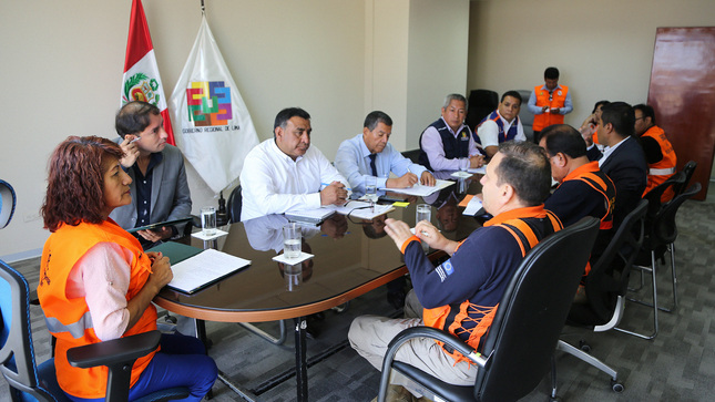 Gobernadora Rosa Vásquez coordina con Indeci traslado de ayuda humanitaria a la provincia de Yauyos