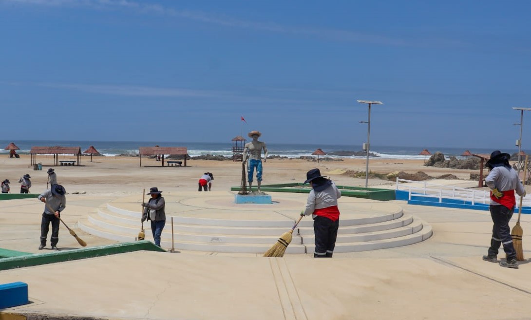 👉 Una intensa jornada de limpieza vienen realizando los nuevos trabajadores de la actividad de “Mantenimiento de la infraestructura de la playa Arena Blanca del distrito de Ite,