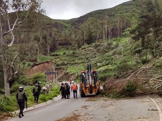 Agentes del Frente Policial Apurímac desbloquean varios tramos de carretera Los Libertadores
