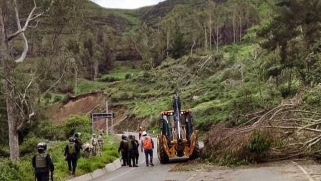Agentes del Frente Policial Apurímac desbloquean varios tramos de carretera Los Libertadores