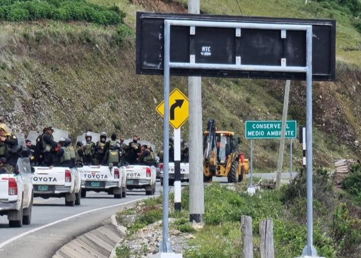 Agentes del Frente Policial Apurímac desbloquean varios tramos de carretera Los Libertadores