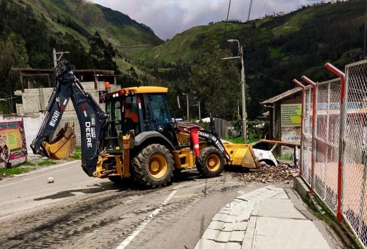 Agentes del Frente Policial Apurímac desbloquean varios tramos de carretera Los Libertadores