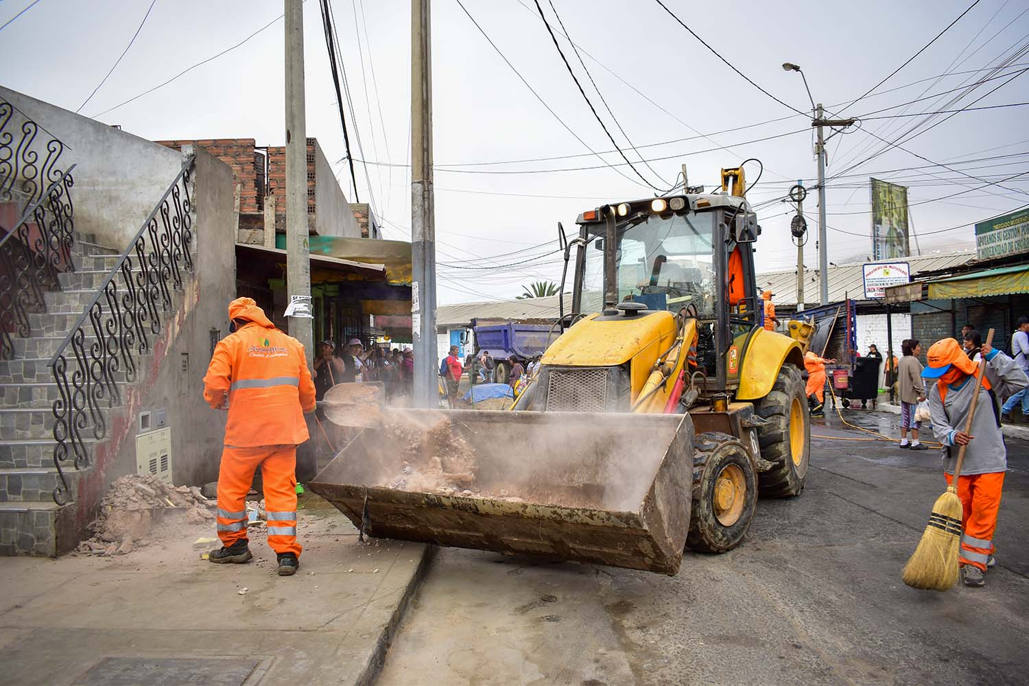 Participó personal de limpieza y se usó maquinaria pesada.