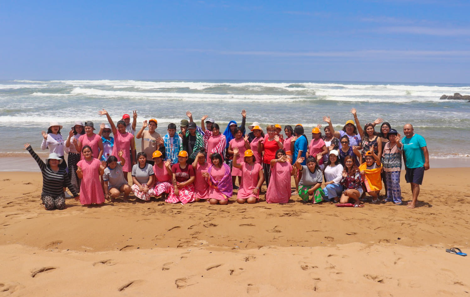 Provistos de sombrillas, ropa de baño y protectores solares, los adolescentes del Centro de Acogida Residencial Santo Domingo Savio, visitaron la playa Arena Blanca como parte de sus actividades.