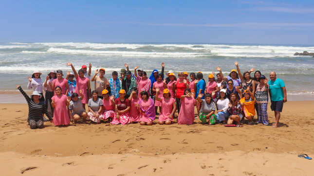 Provistos de sombrillas, ropa de baño y protectores solares, los adolescentes del Centro de Acogida Residencial Santo Domingo Savio, visitaron la playa Arena Blanca como parte de sus actividades.