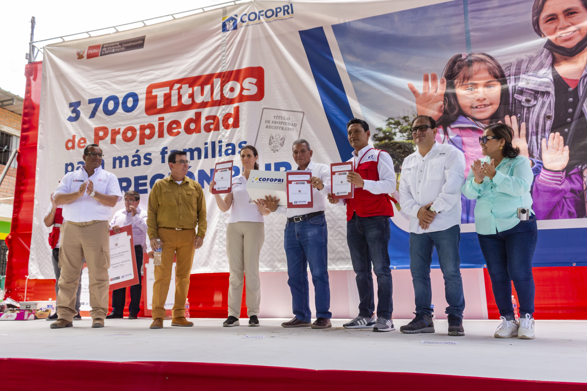COFOPRI hizo entrega de 660 títulos de propiedad para Sullana en presencia de Ministra Hania Pérez de Cuéllar