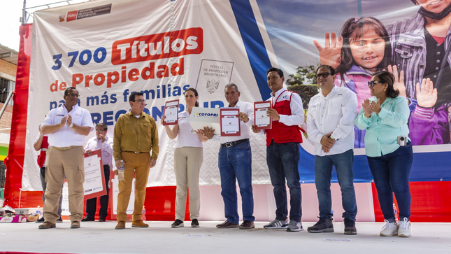 COFOPRI hizo entrega de 660 títulos de propiedad para Sullana en presencia de Ministra Hania Pérez de Cuéllar