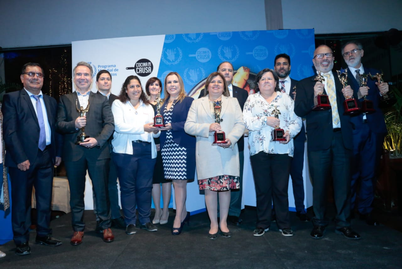 En la foto aparece la Ministra de Salud, junto a la Ministra de Inclusión Social, representantes de PMA y otras personas.
