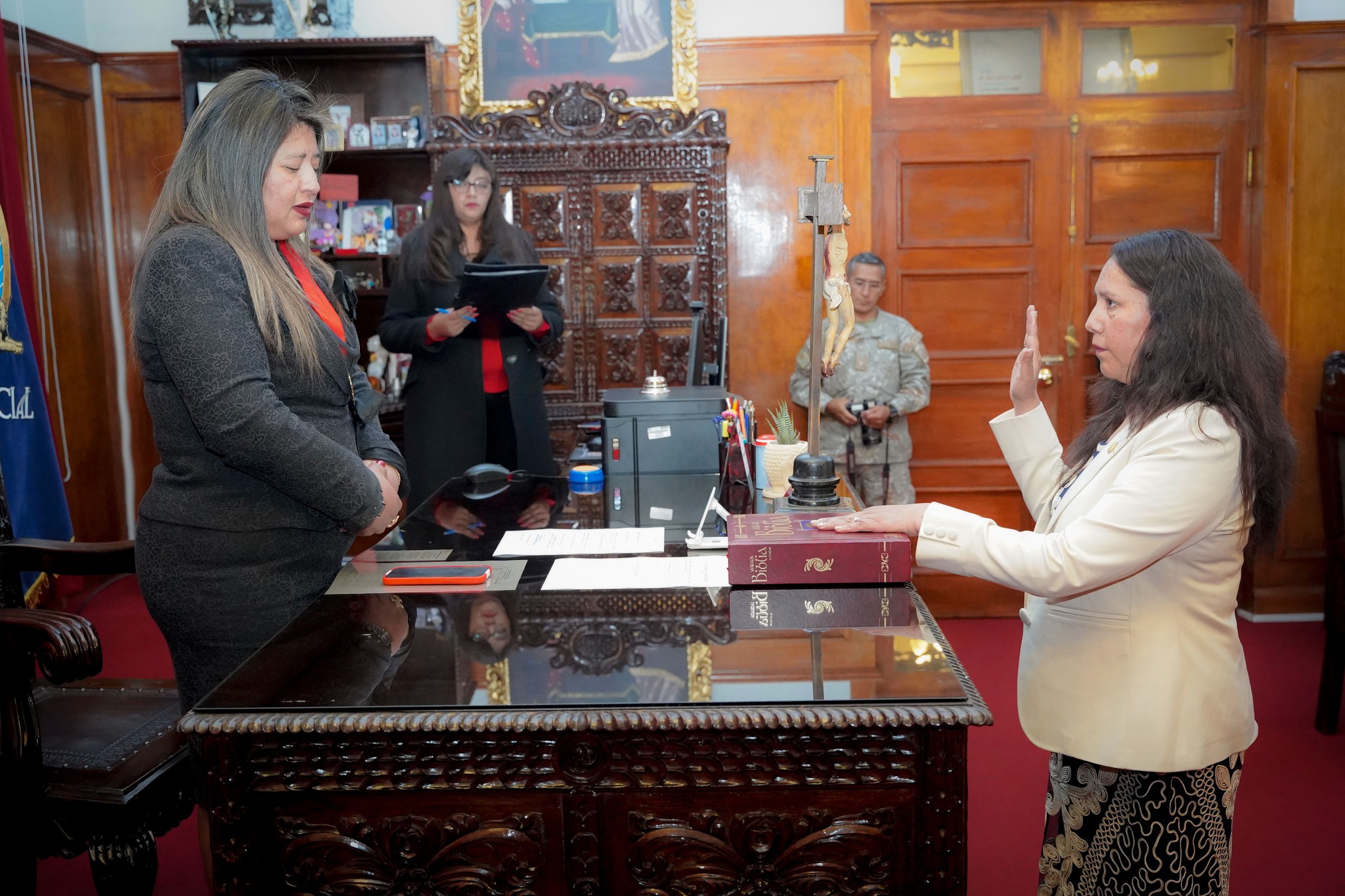 Presidenta de la Corte Superior de Justicia de Cusco tomó juramento de ley a la flamante Prefecta Regional