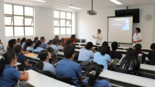 Ceremonia de inducción a alumnos de Tecnología Médica en el INR