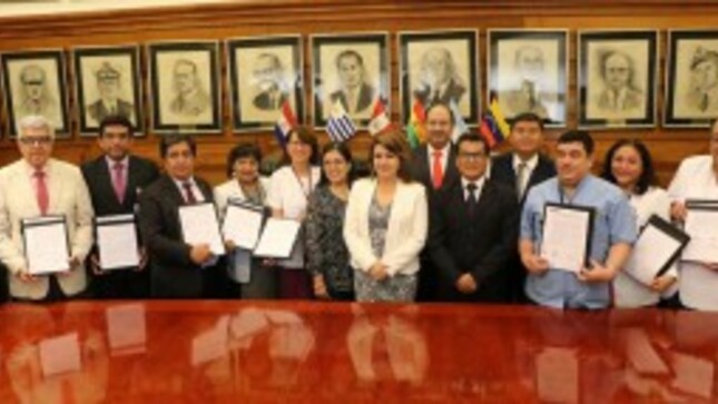 Firma de adenda para garantizar atenciones de salud