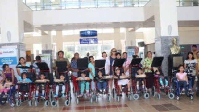 Niños con discapacidad reciben donación de sillas de ruedas