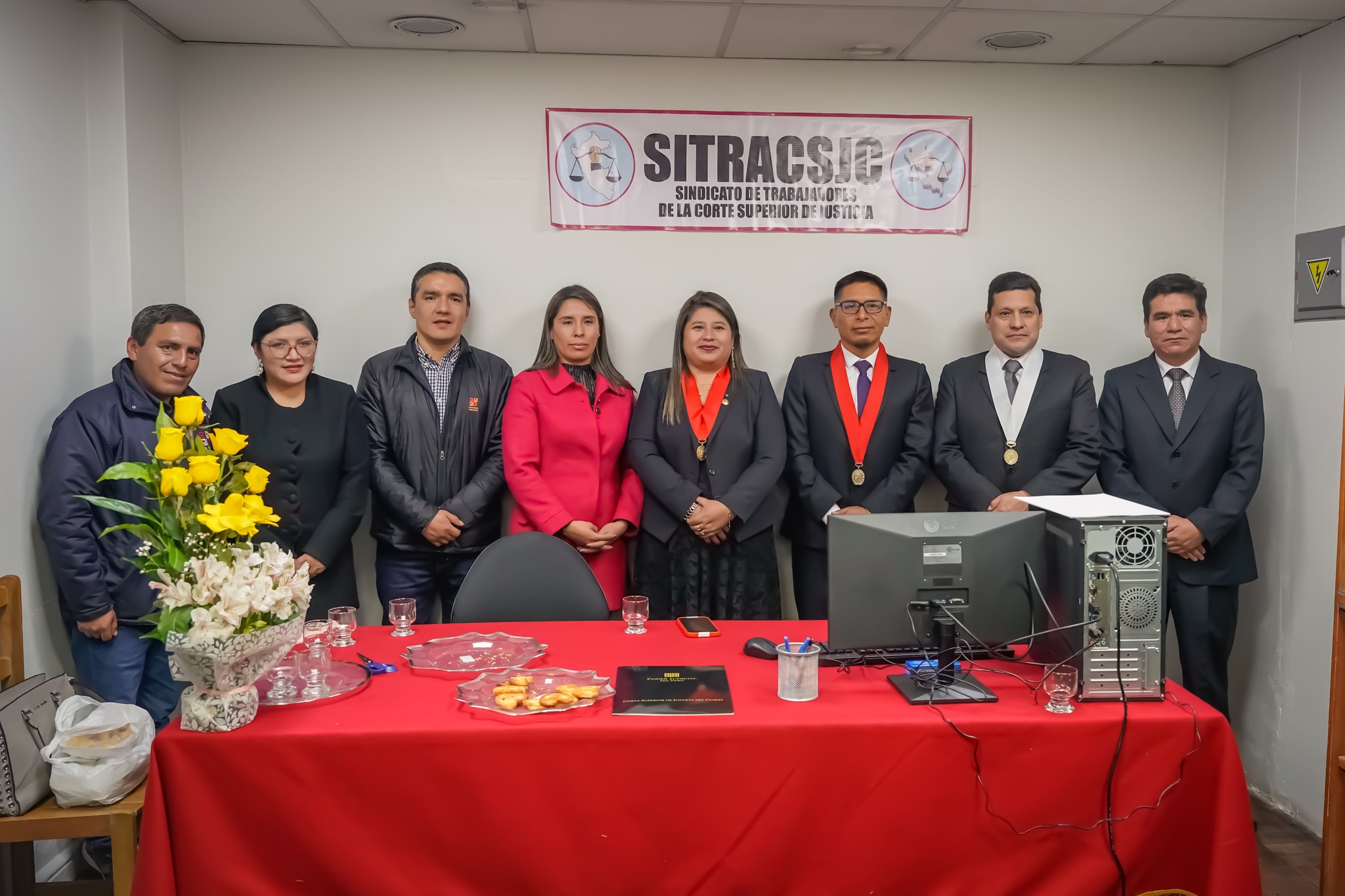 Foto Oficial con los integrantes del Sindicato de Trabajadores de la Corte Superior de Justicia de Cusco, en la inauguración de su local sindical